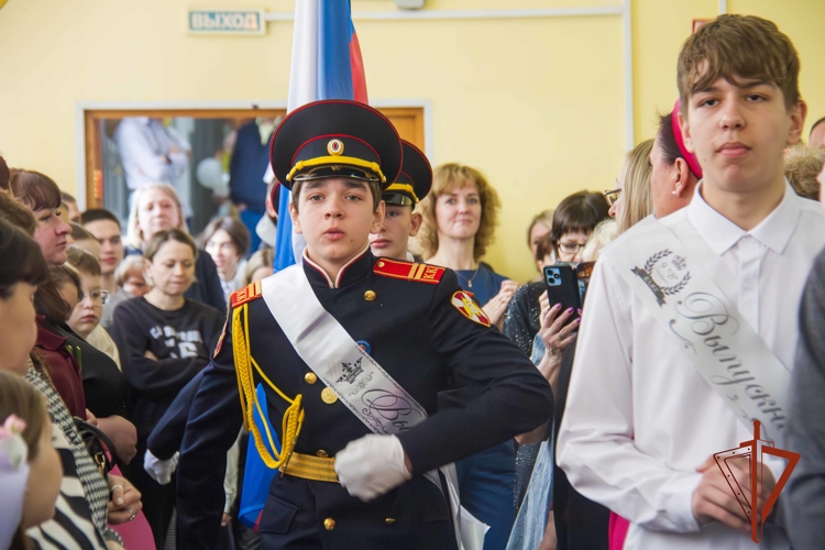 В Кемерове прошел последний звонок для выпускников класса Росгвардии
