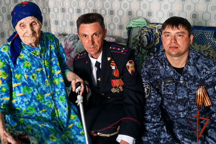 В Кузбассе сотрудники Росгвардии поздравили ветеранов Великой Отечественной войны и тружеников тыла