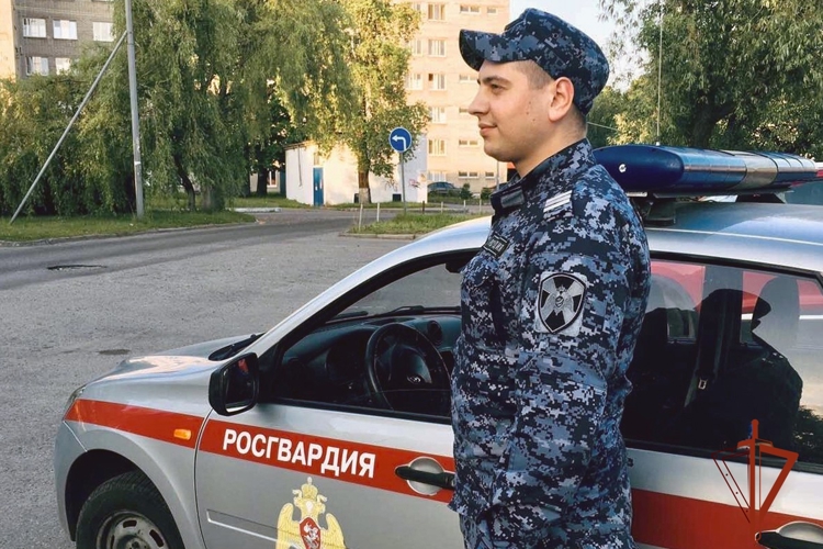 Росгвардейцы задержали виновника в повреждении окна квартиры новокузнечанки (ВИДЕО)