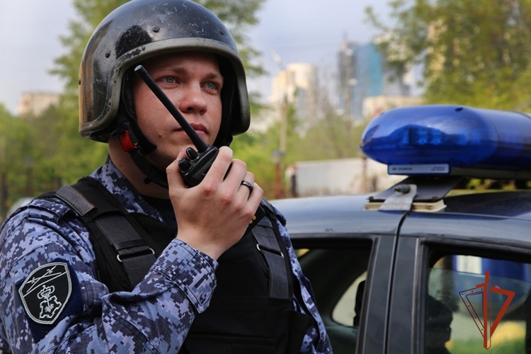 Росгвардейцы задержали мужчину за хищение алкоголя из супермаркета в Ленинске-Кузнецком (ВИДЕО)