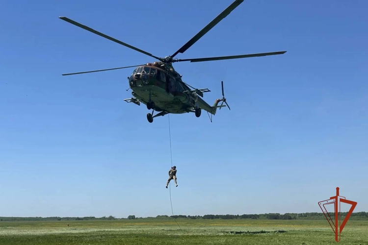 ОМОН «Оберег» завершил занятия по беспарашютному десантированию (ВИДЕО)