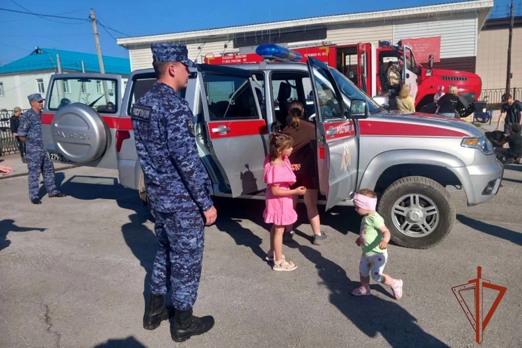 В Кузбассе Росгвардия подарила детям праздник в честь Дня защиты детей