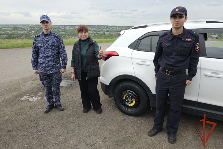 Стражи правопорядка помогли автомобилистке из Киселевска в затруднительной дорожной ситуации