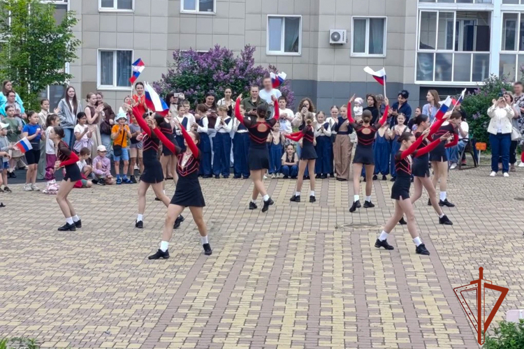 Росгвардейцы и их дети стали участниками флешмоба в честь Дня России