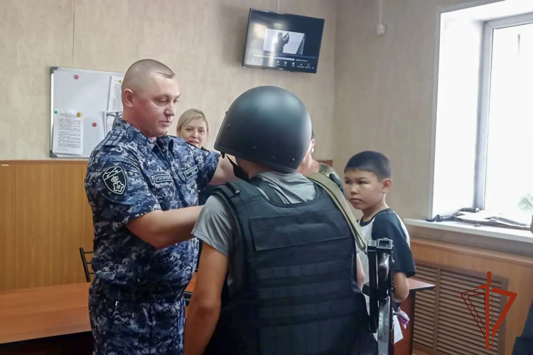 Росгвардейцы предоставили возможность юнармейцам познакомиться со службой
