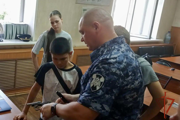 Росгвардейцы предоставили возможность юнармейцам познакомиться со службой