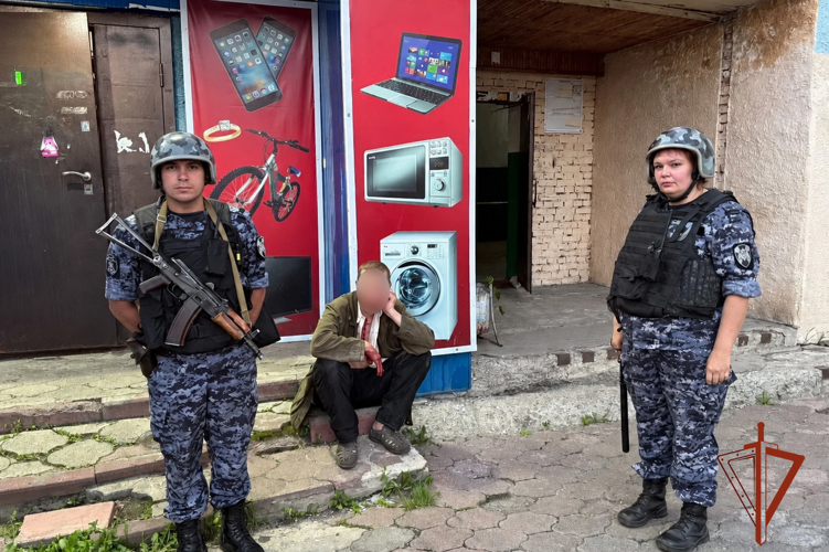 Росгвардейцы задержали горожанина, повредившего дверь ломбарда