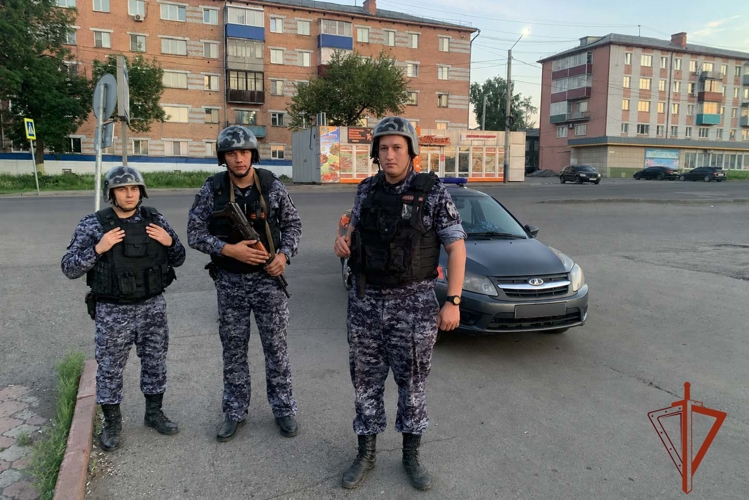 Росгвардейцы задержали мужчину, проникшего в городское кафе