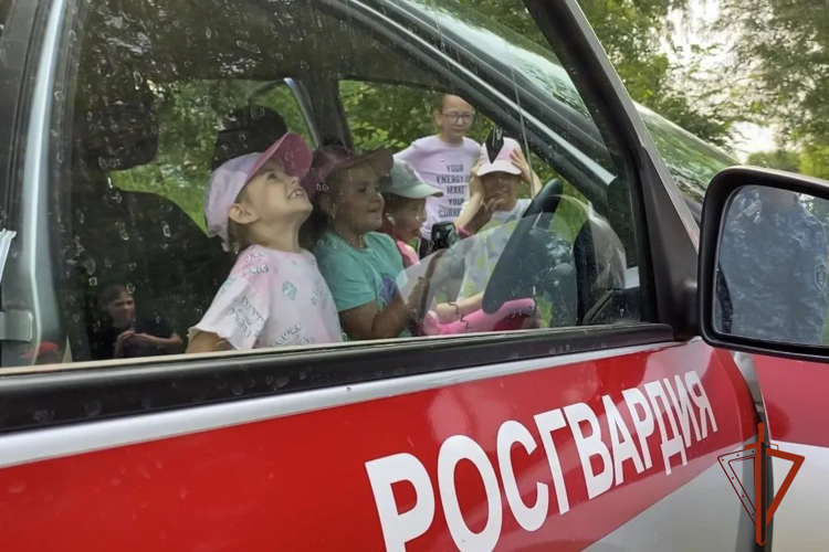 Росгвардейцы устроили для школьников профэкспедицию в рамках акции «Каникулы с Росгвардией» (ВИДЕО)