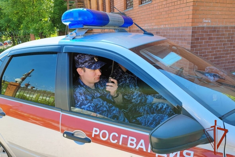 Росгвардейцы задержали нарушителя общественного порядка, угрожавшего безопасности медиков