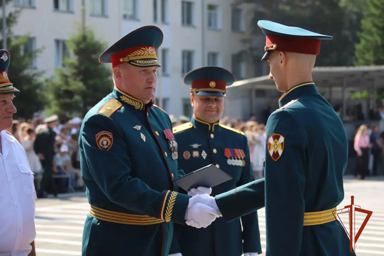 17 уроженцев Кузбасса стали выпускниками Новосибирского военного института Росгвардии