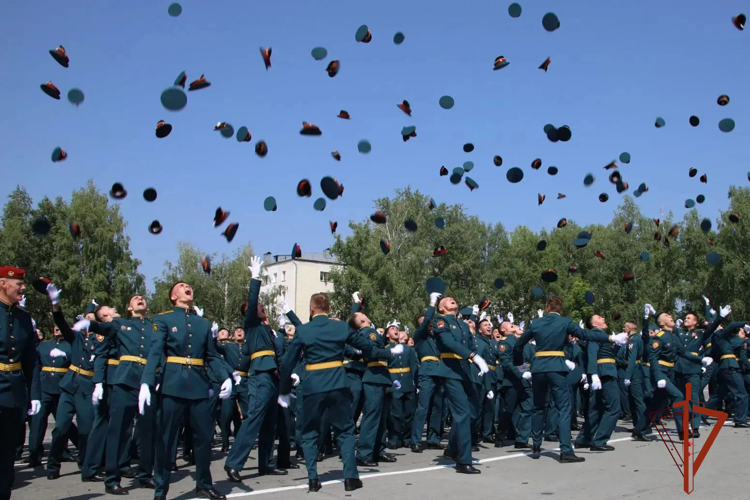 17 уроженцев Кузбасса стали выпускниками Новосибирского военного института Росгвардии