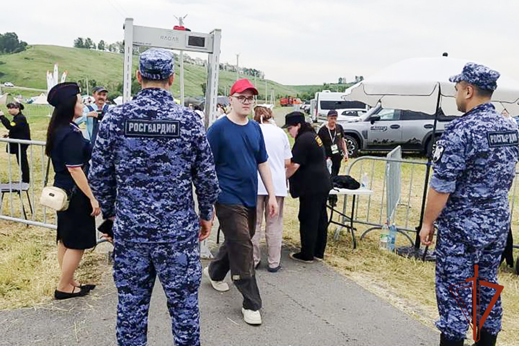 Кузбасские росгвардейцы обеспечили безопасность на ежегодном международном фестивале «Динотерра»