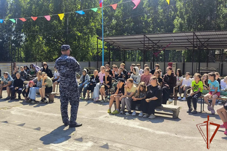 Росгвардейцы провели встречу с детьми в кузбасском лагере