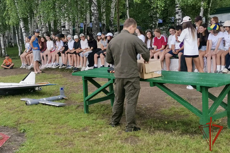 Сотрудник СОБР «Мустаг» познакомил воспитанников лагеря с технологиями современного спецназа