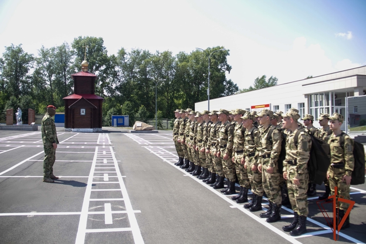 Спецназ Росгвардии напутствовал будущих военнослужащих легендарной дивизии