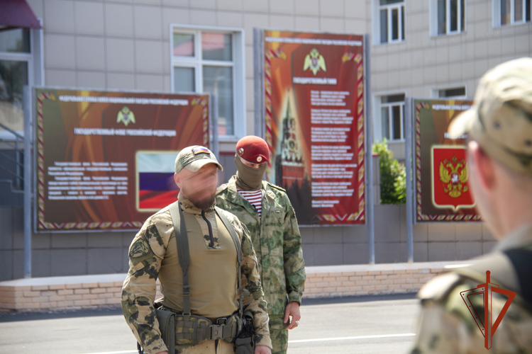 Спецназ Росгвардии напутствовал будущих военнослужащих легендарной дивизии