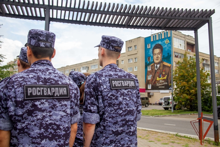 В Кузбассе торжественно открыли первый в стране мурал в память о генерале армии Иване Яковлеве