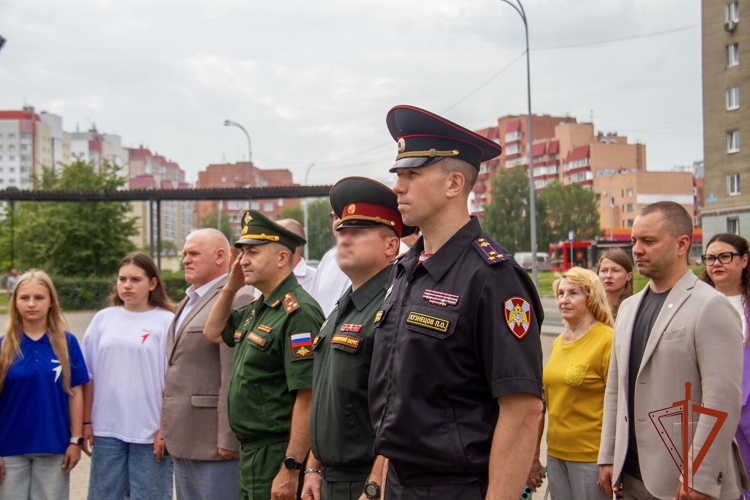 В Кузбассе торжественно открыли первый в стране мурал в память о генерале армии Иване Яковлеве