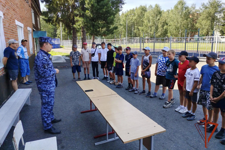 В Таштаголе росгвардеец провел урок мужества для юных боксеров