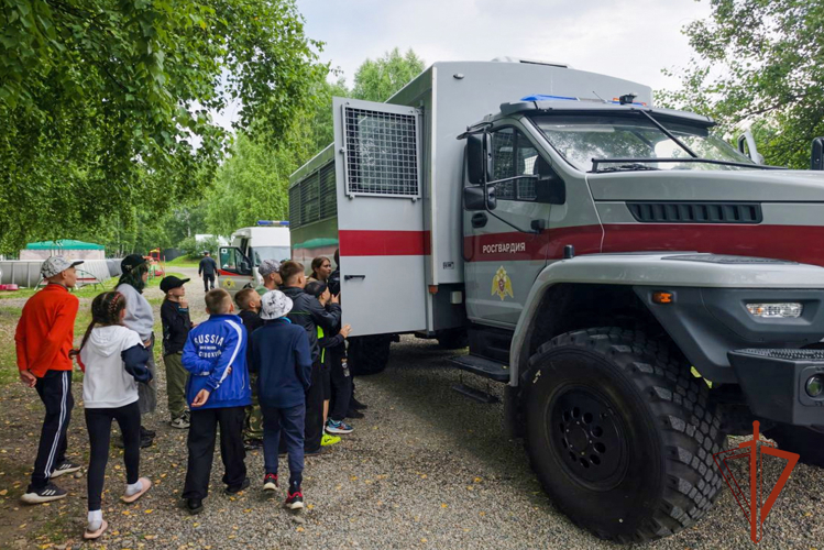 Воспитанники детского лагеря познакомились со службой спецподразделения Росгвардии