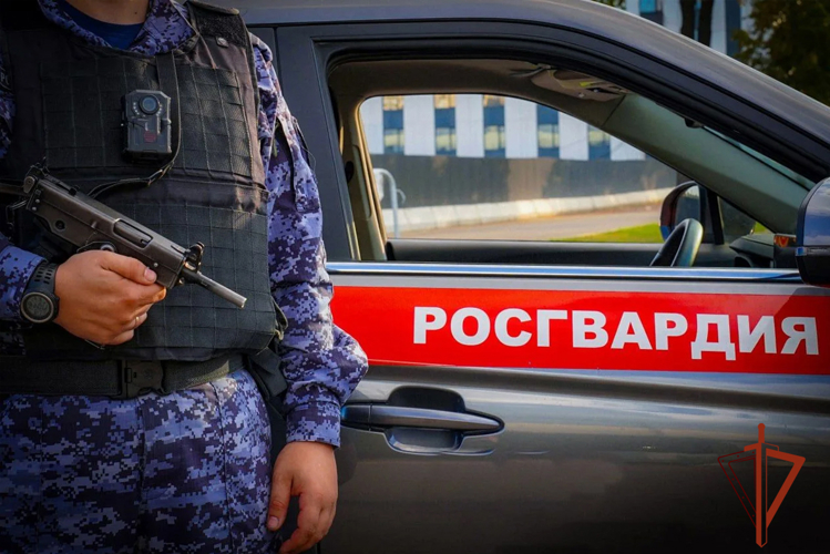 Росгвардейцы защитили горожанку от неадекватного поведения мужчины с отверткой