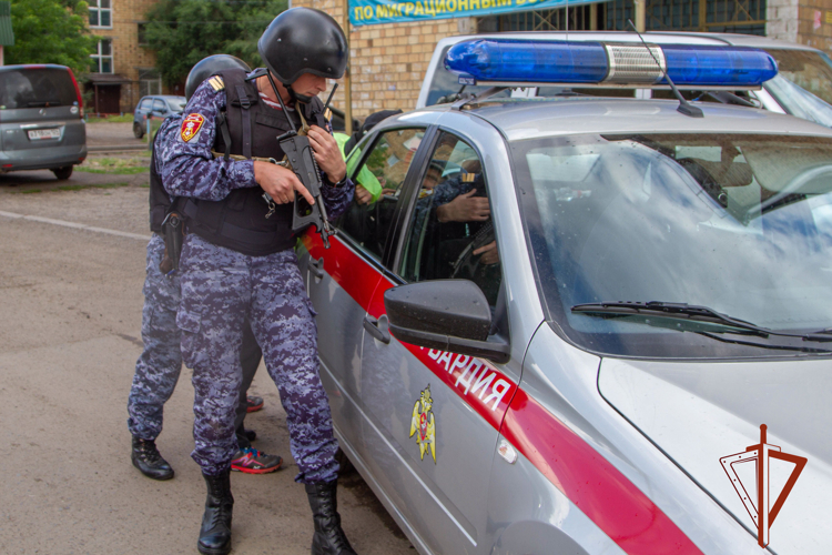 Росгвардейцы задержали дебошира, избившего знакомую