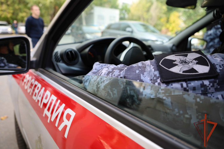 Росгвардейцы задержали женщину, пытавшуюся вынести из магазина пять бутылок крепкого алкоголя (ВИДЕО)