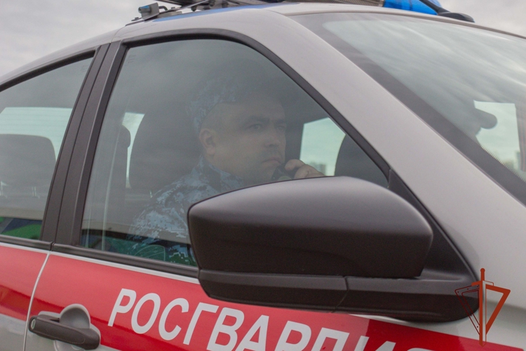 Кемеровские росгвардейцы задержали нетрезвого мужчину, угрожавшего жильцам ножом