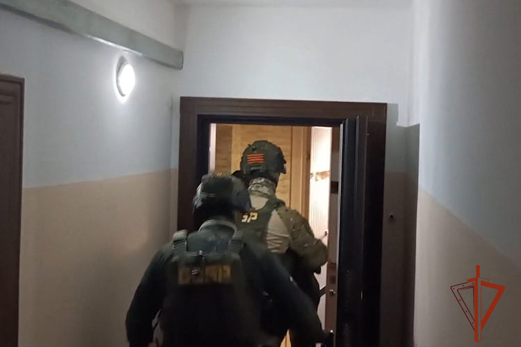 Кузбасские росгвардейцы оказали силовую поддержку при задержании фигуранта уголовного дела об особо тяжком преступлении прошлых лет (ВИДЕО)