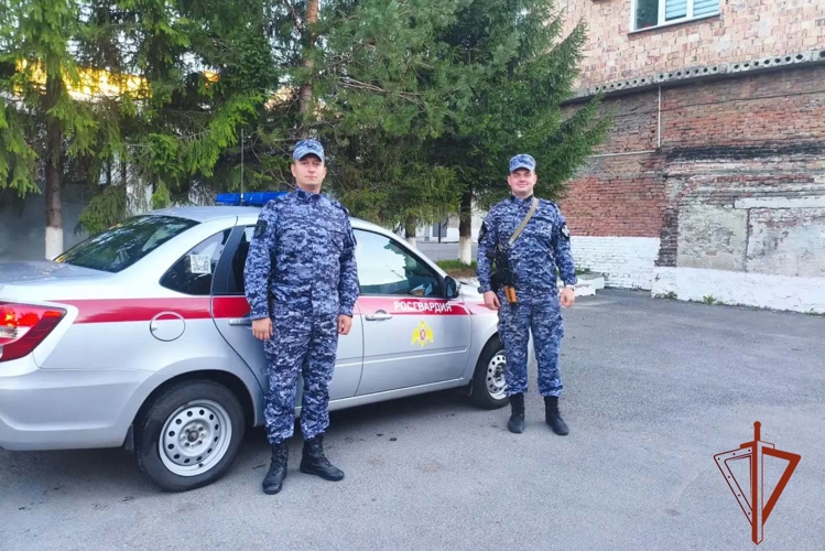 Росгвардейцы помогли предотвратить распространение огня в гаражных боксах (ВИДЕО)