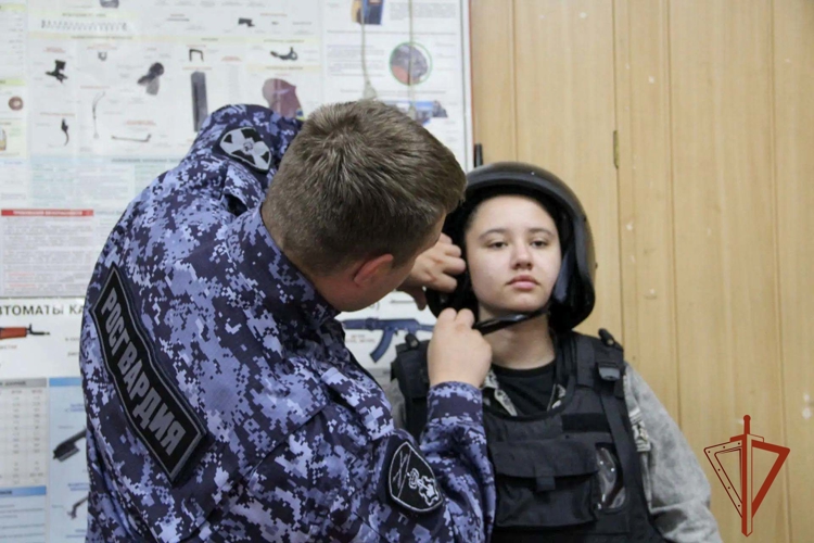 Таштагольские росгвардейцы познакомили детей с особенностями службы во вневедомственной охране (ФОТО)