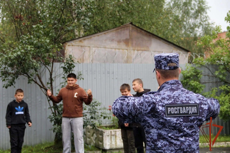 Таштагольские росгвардейцы познакомили детей с особенностями службы во вневедомственной охране (ФОТО)