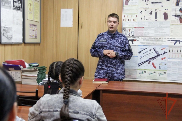 Таштагольские росгвардейцы познакомили детей с особенностями службы во вневедомственной охране (ФОТО)