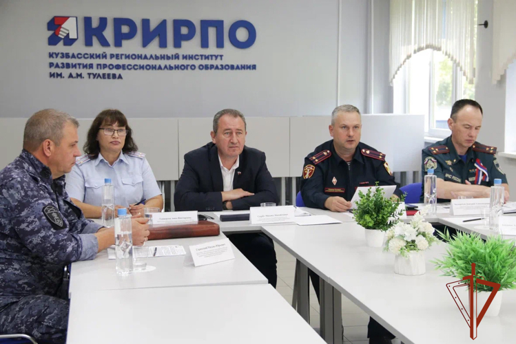 В Кемерове представители Росгвардии приняли участие в вебинаре по вопросам безопасности в образовательной среде