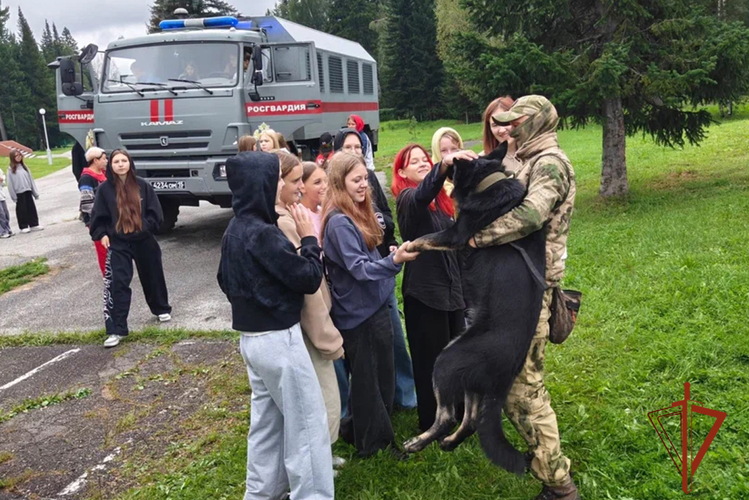 ОМОН «Рубеж» провел патриотический день для отдыхающих детского лагеря (ФОТО)