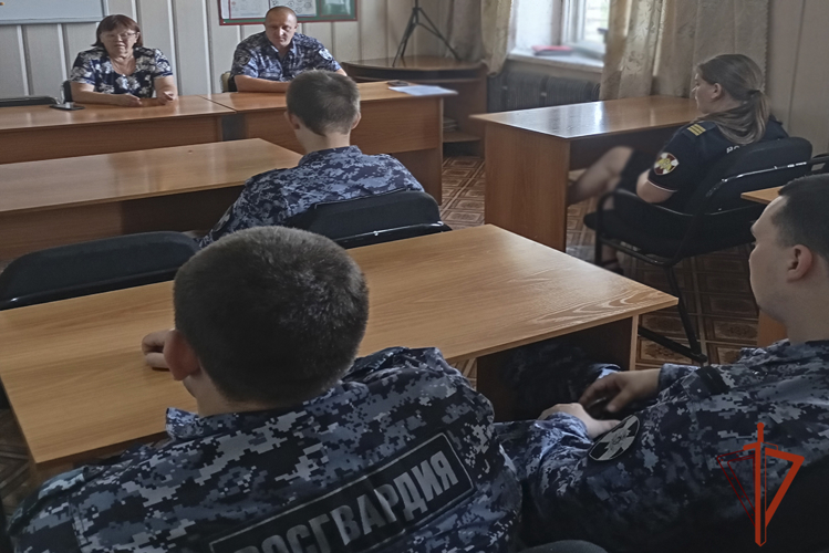 В Белове росгвардейцы встретились с матерью погибшего героя