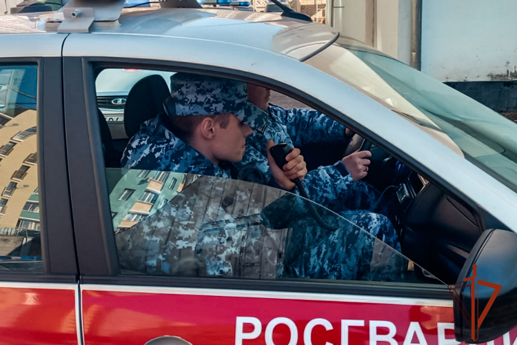Росгвардейцы задержали кемеровчанина, пытавшегося скрыться с похищенными напитками из магазина (ВИДЕО)