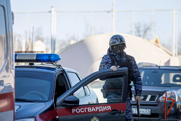 Росгвардейцы задержали новокузнечанина, повредившего дверь комиссионного магазина (ФОТО)