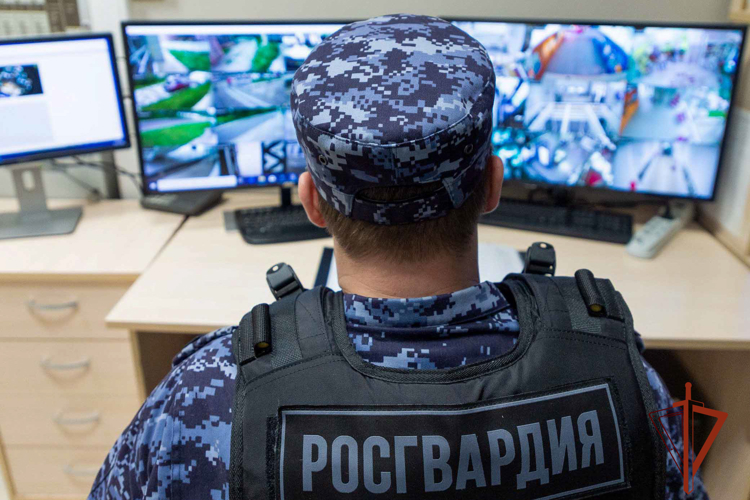 Росгвардейцы задержали находившуюся в розыске кемеровчанку после хищения товара (ВИДЕО)