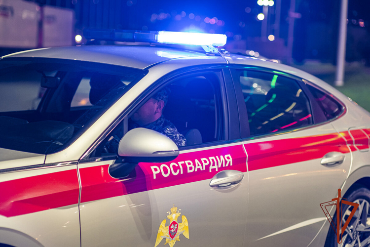 В Новокузнецке росгвардейцы задержали мужчину, угрожавшего сожительнице