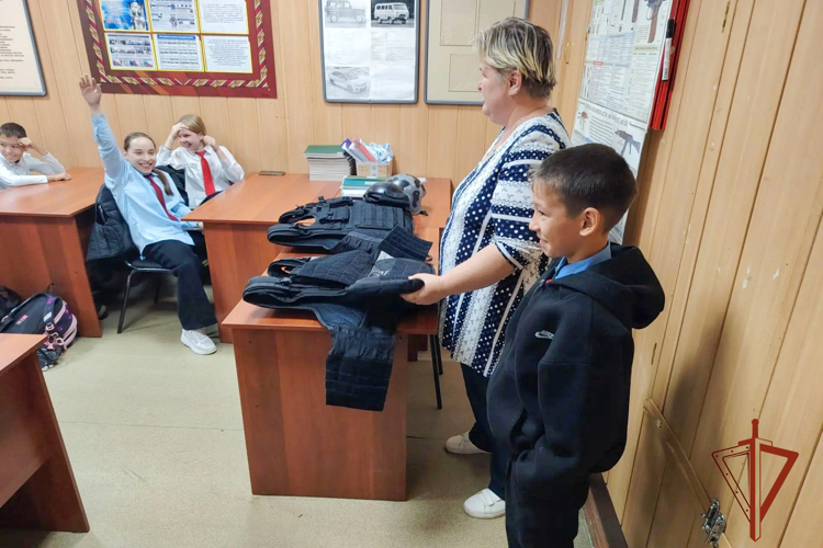 Первое знакомство со службой: школьники Таштагола посетили подразделение Росгвардии