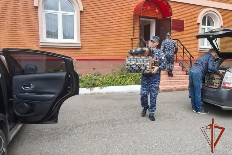 Росгвардейцы помогли волонтерам подготовить к отправке гуманитарную помощь для бойцов СВО (ФОТО)