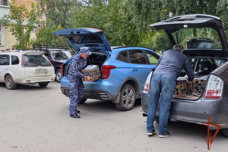 Росгвардейцы помогли волонтерам подготовить к отправке гуманитарную помощь для бойцов СВО (ФОТО)