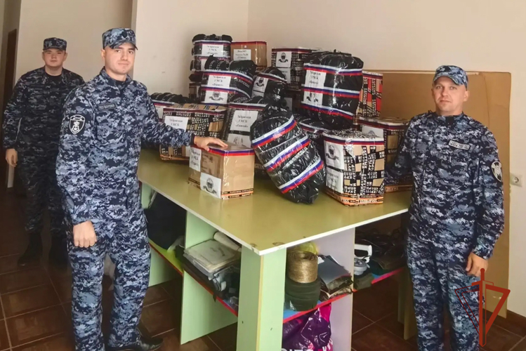 Росгвардейцы помогли волонтерам подготовить к отправке гуманитарную помощь для бойцов СВО (ФОТО)