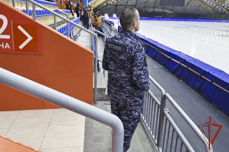 Росгвардейцы обеспечили безопасность первого матча Кубка России по хоккею с мячом в Кузбассе