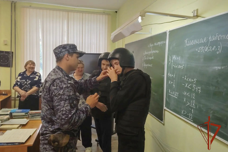 Росгвардейцы помогли школьникам разобраться в вопросах безопасности