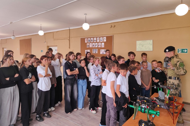 Сотрудники ОМОН «Оберег» провели урок мужества для школьников Топкинского округа