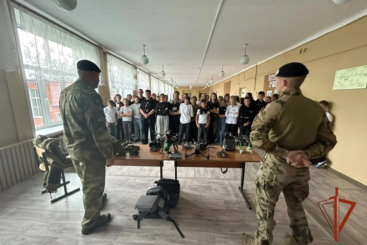 Сотрудники ОМОН «Оберег» провели урок мужества для школьников Топкинского округа