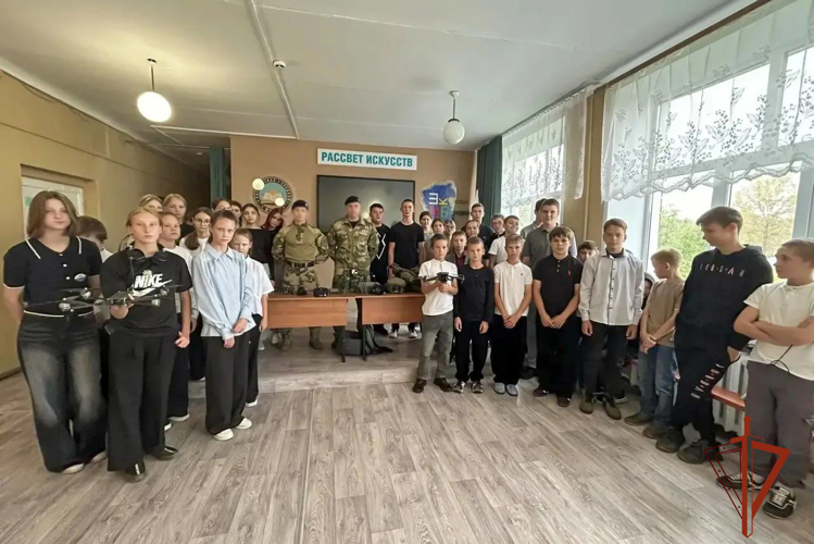 Сотрудники ОМОН «Оберег» провели урок мужества для школьников Топкинского округа